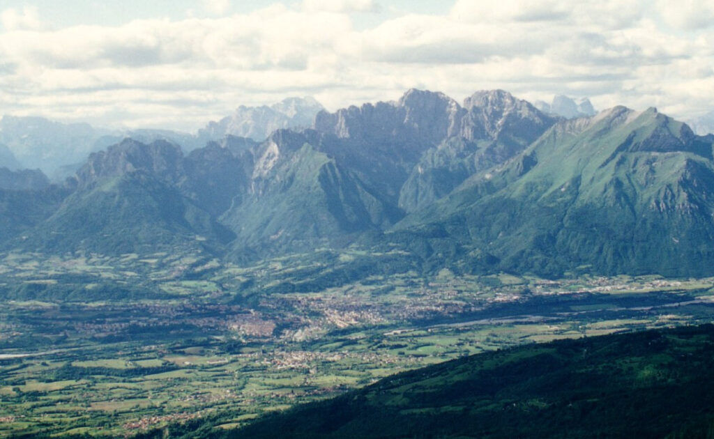 Vista panoramica sulla Valbelluna, perfetta per scegliere un ristorante per una giornata speciale.
